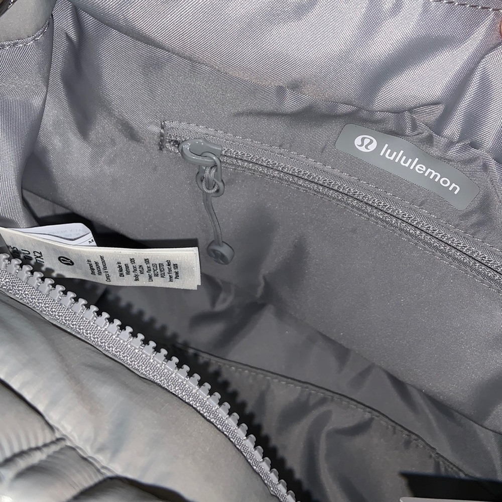 NWT Lululemon Athletica Quilted Grid Crossbody Bag In Silver Drop ASIA EXCLUSIVE - Picture 7 of 12